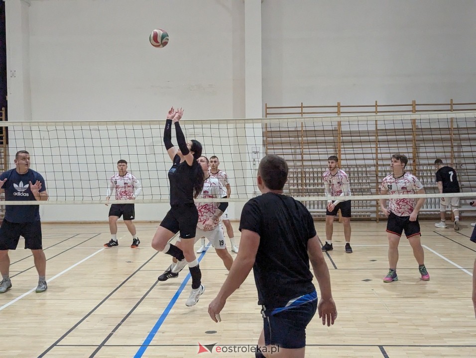 Charytatywny turniej siatkówki [03.01.2025] - zdjęcie #8 - eOstroleka.pl