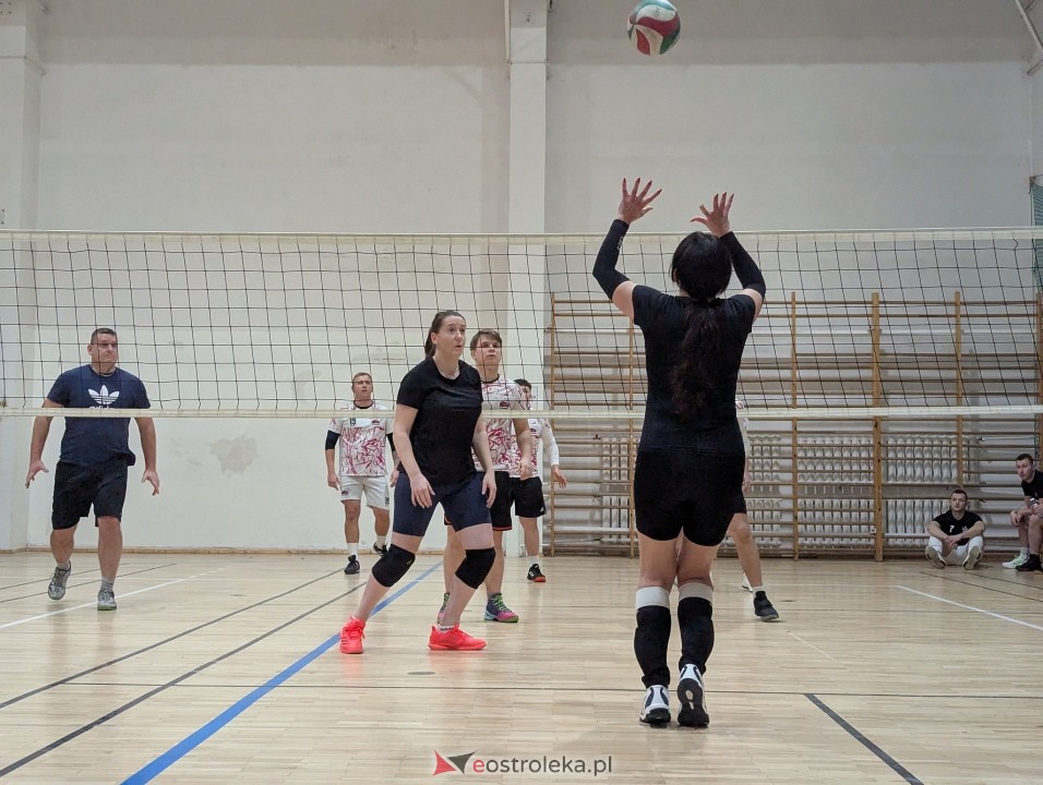 Charytatywny turniej siatkówki [03.01.2025] - zdjęcie #2 - eOstroleka.pl
