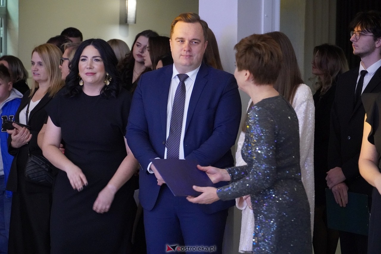 Studniówka III LO w Ostrołęce [4.01.2025] - zdjęcie #354 - eOstroleka.pl