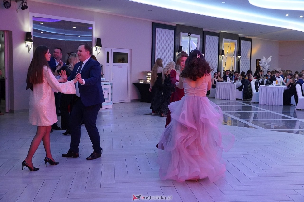 Studniówka III LO w Ostrołęce [4.01.2025] - zdjęcie #12 - eOstroleka.pl