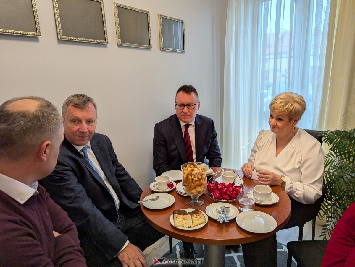 Otwarcie biur poselskich Mariusza Popielarza w Pułtusku i Ostrowi Mazowieckiej [07.01.2025] - zdjęcie #33 - eOstroleka.pl