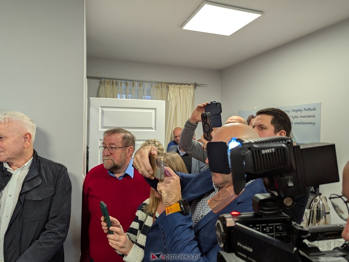 Otwarcie biur poselskich Mariusza Popielarza w Pułtusku i Ostrowi Mazowieckiej [07.01.2025] - zdjęcie #22 - eOstroleka.pl