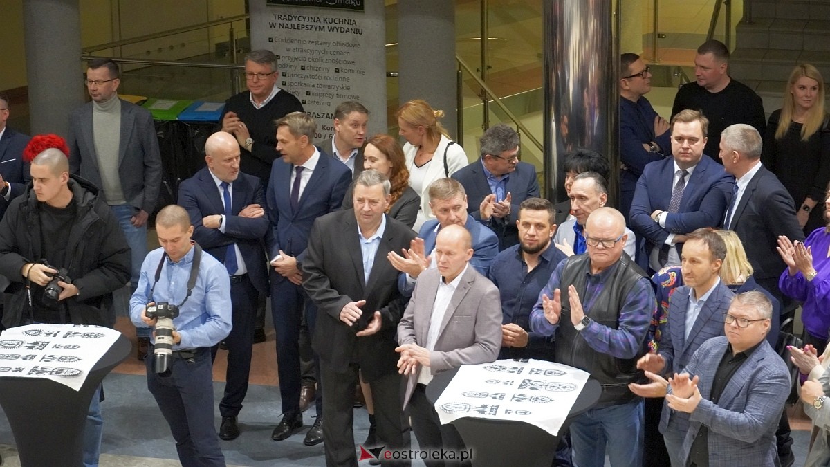 Spotkanie noworoczne i otwarcie biura poselskiego posłów Koalicji Obywatelskiej [07.01.2025] - zdjęcie #112 - eOstroleka.pl