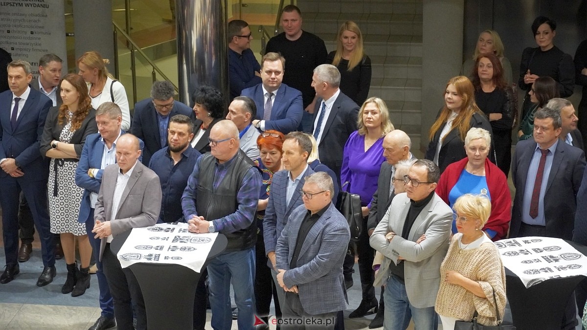 Spotkanie noworoczne i otwarcie biura poselskiego posłów Koalicji Obywatelskiej [07.01.2025] - zdjęcie #105 - eOstroleka.pl