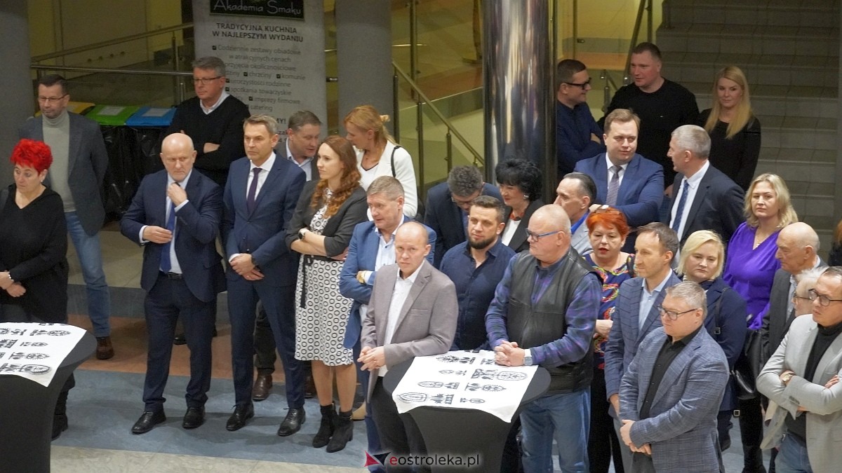 Spotkanie noworoczne i otwarcie biura poselskiego posłów Koalicji Obywatelskiej [07.01.2025] - zdjęcie #104 - eOstroleka.pl