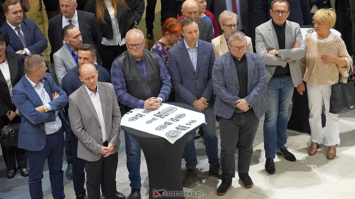 Spotkanie noworoczne i otwarcie biura poselskiego posłów Koalicji Obywatelskiej [07.01.2025] - zdjęcie #96 - eOstroleka.pl