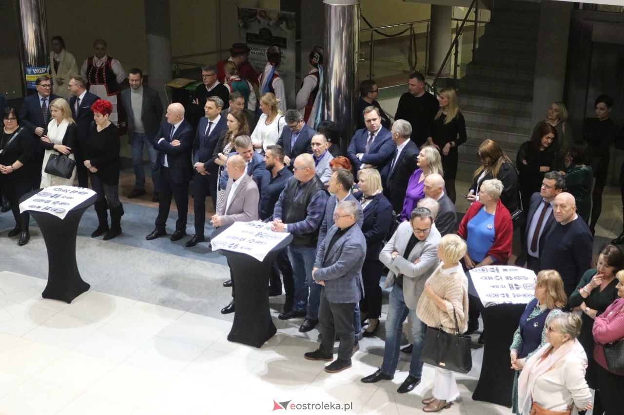 Spotkanie noworoczne i otwarcie biura poselskiego posłów Koalicji Obywatelskiej [07.01.2025] - zdjęcie #38 - eOstroleka.pl