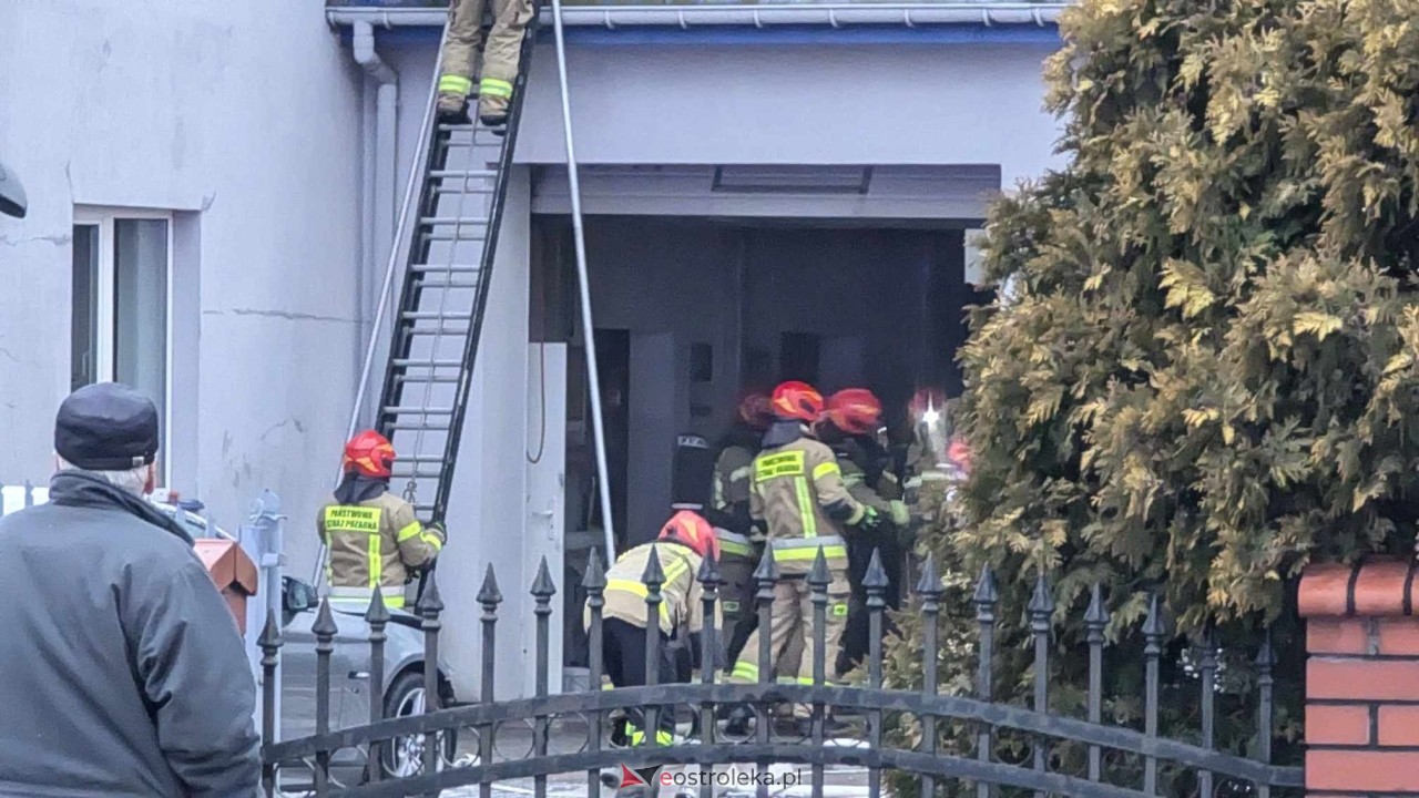 Pożar na ul. Słowackiego w Ostrołęce [08.01.2025] - zdjęcie #25 - eOstroleka.pl