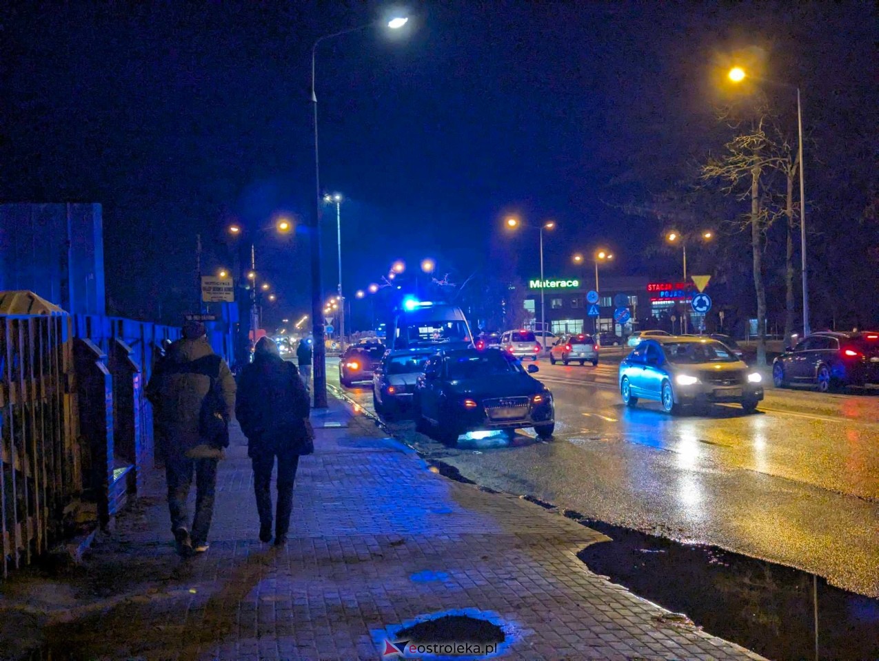 Kolizja na rondzie Zofii Niedziałkowskiej w Ostrołęce [07.01.2025] - zdjęcie #4 - eOstroleka.pl