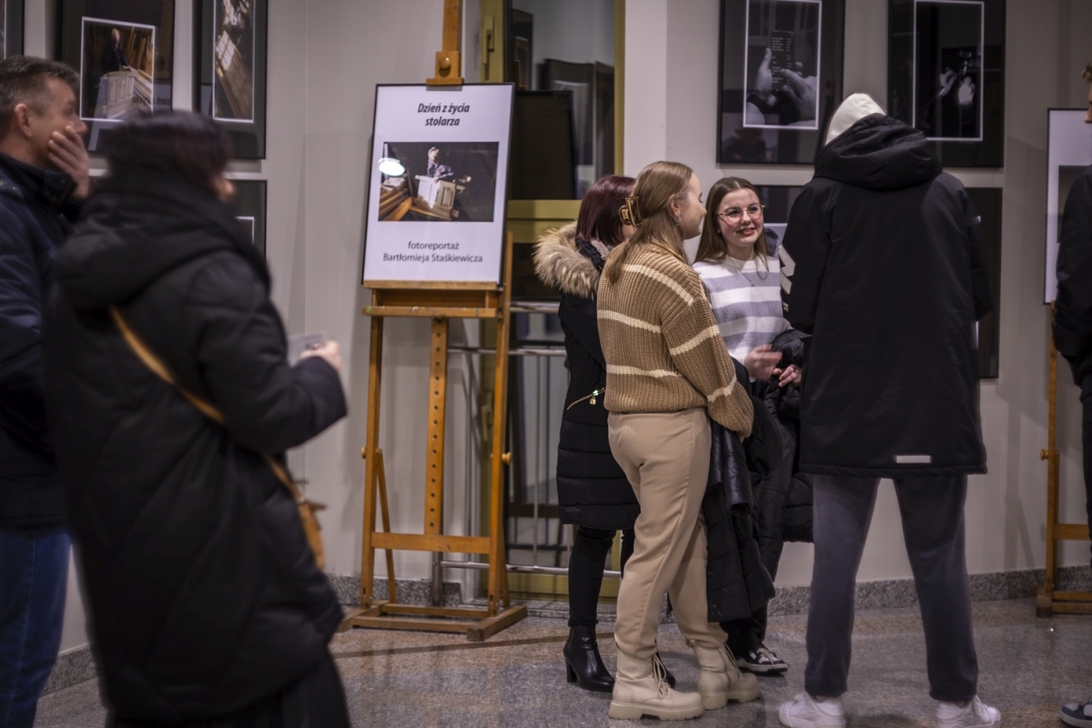 Wernisaż wystawy Jeden dzień z życia [10.01.2025] - zdjęcie #35 - eOstroleka.pl