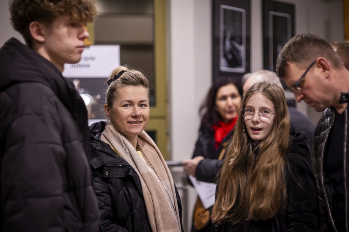 Wernisaż wystawy Jeden dzień z życia [10.01.2025] - zdjęcie #28 - eOstroleka.pl