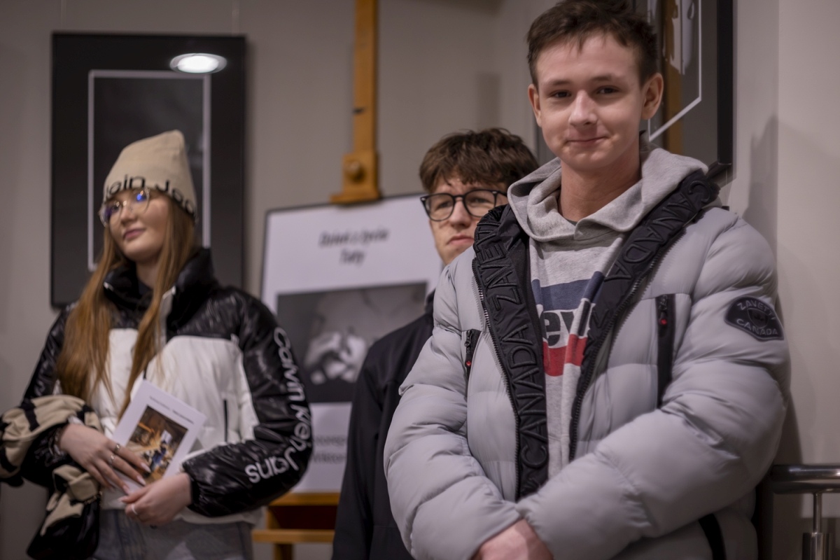 Wernisaż wystawy Jeden dzień z życia [10.01.2025] - zdjęcie #23 - eOstroleka.pl