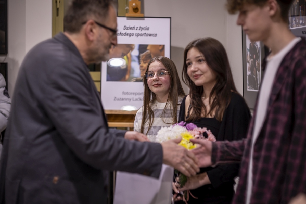 Wernisaż wystawy Jeden dzień z życia [10.01.2025] - zdjęcie #15 - eOstroleka.pl