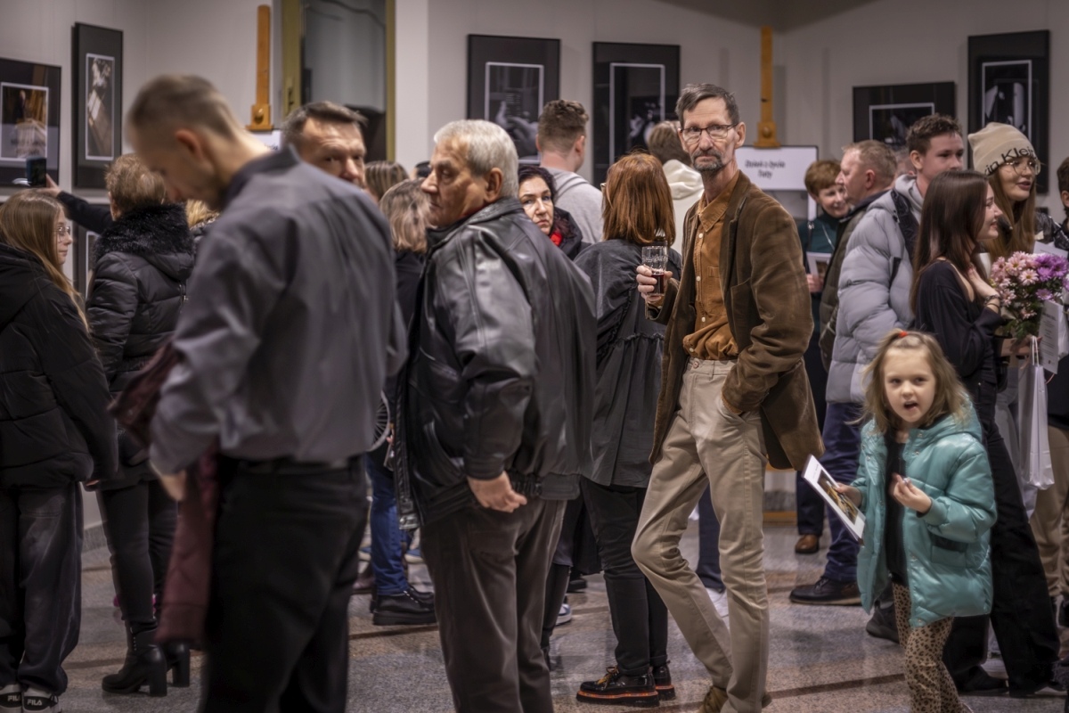 Wernisaż wystawy Jeden dzień z życia [10.01.2025] - zdjęcie #5 - eOstroleka.pl