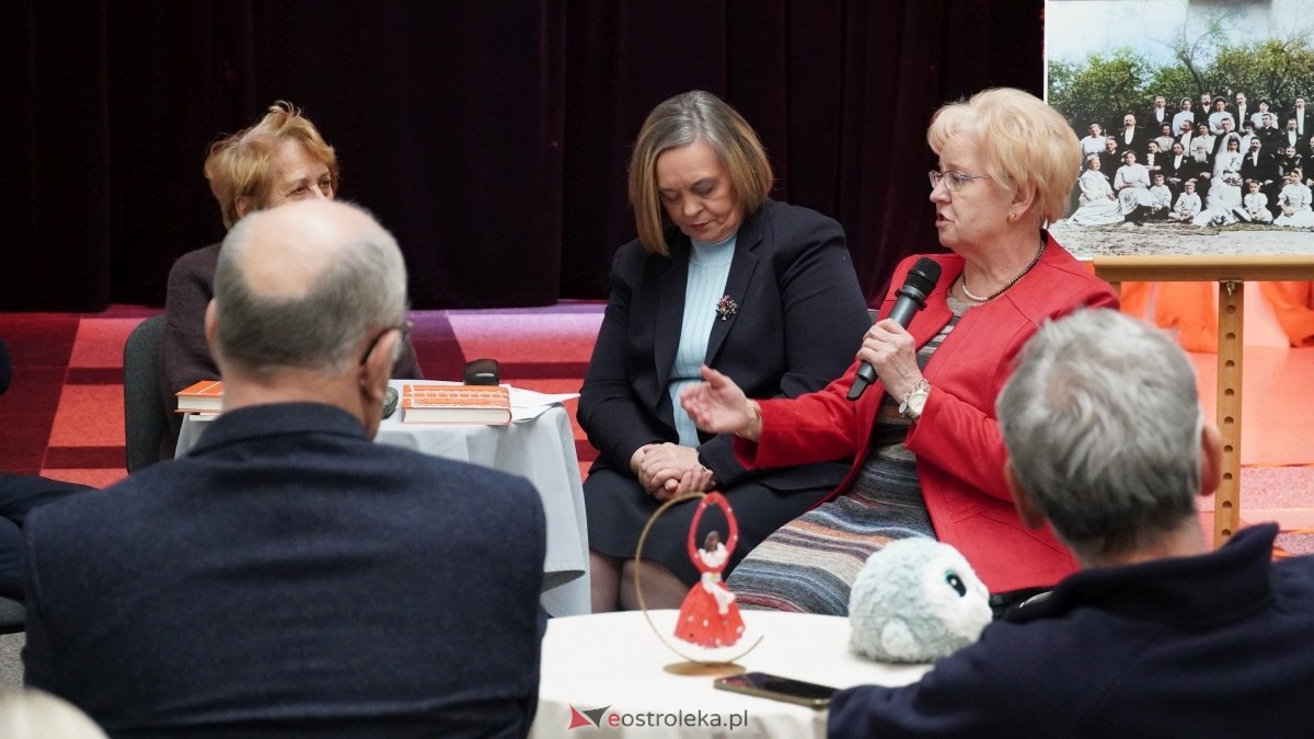 W Muzeum Kultury Kurpiowskiej zaprezentowano książkę o życiu rodziny Pajewskich [12.01.2025] - zdjęcie #24 - eOstroleka.pl