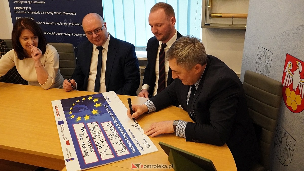 Oficjalne podpisanie umowy na budowę obwodnicy Troszyna [13.01.2025] - zdjęcie #7 - eOstroleka.pl