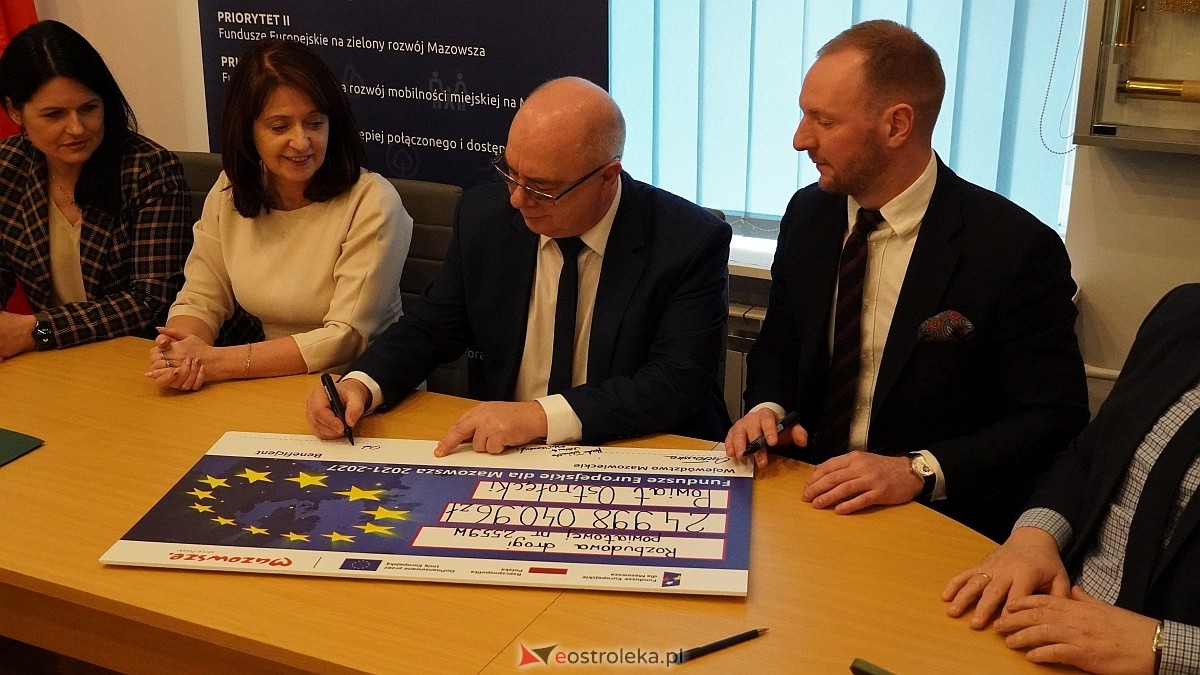 Oficjalne podpisanie umowy na budowę obwodnicy Troszyna [13.01.2025] - zdjęcie #6 - eOstroleka.pl