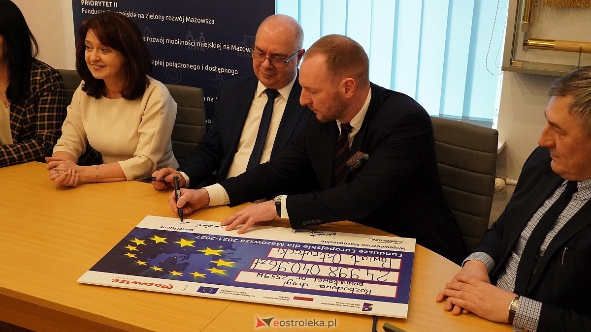 Oficjalne podpisanie umowy na budowę obwodnicy Troszyna [13.01.2025] - zdjęcie #5 - eOstroleka.pl