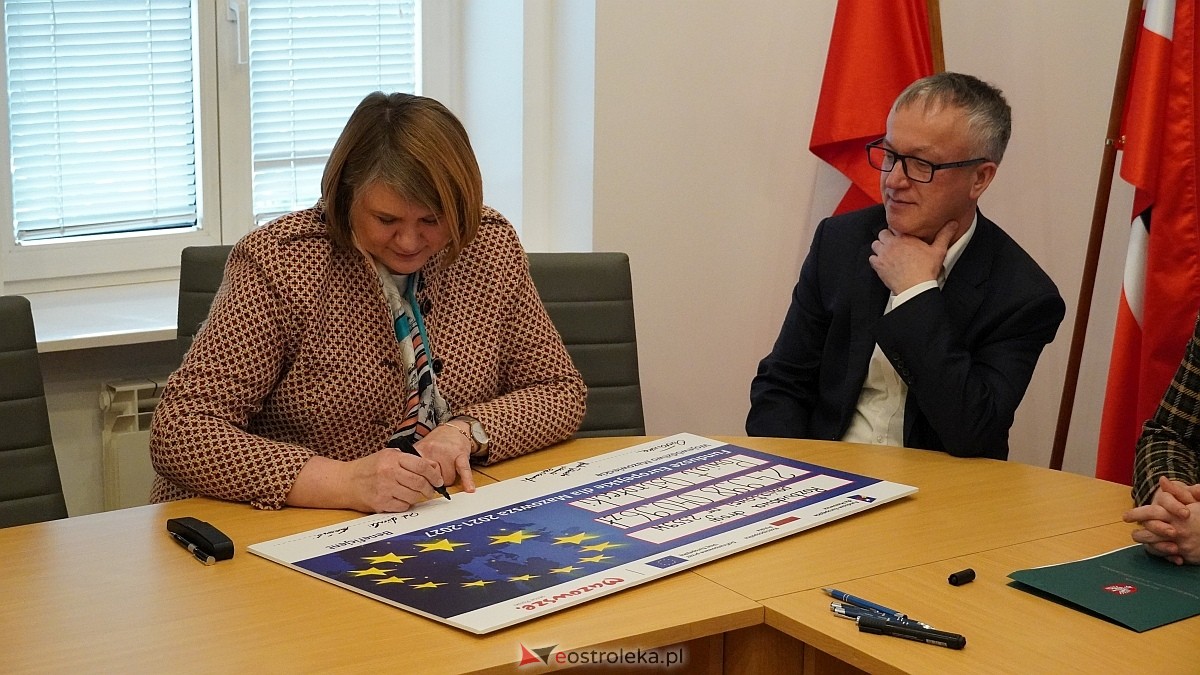 Oficjalne podpisanie umowy na budowę obwodnicy Troszyna [13.01.2025] - zdjęcie #4 - eOstroleka.pl
