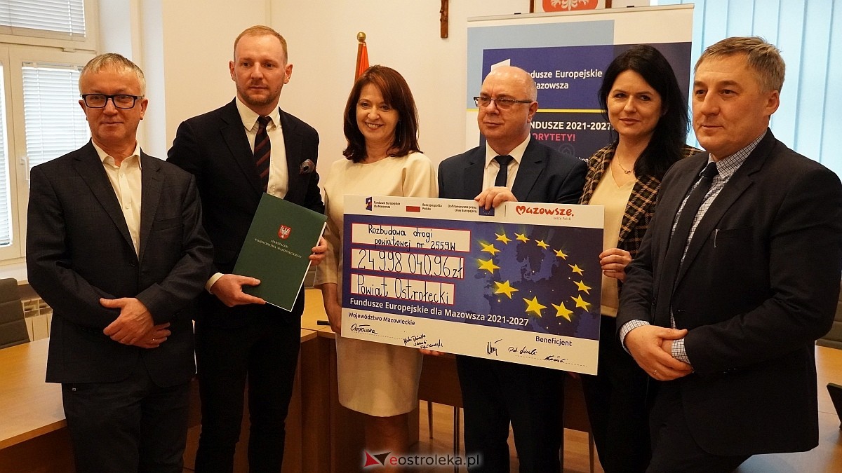 Oficjalne podpisanie umowy na budowę obwodnicy Troszyna [13.01.2025] - zdjęcie #3 - eOstroleka.pl