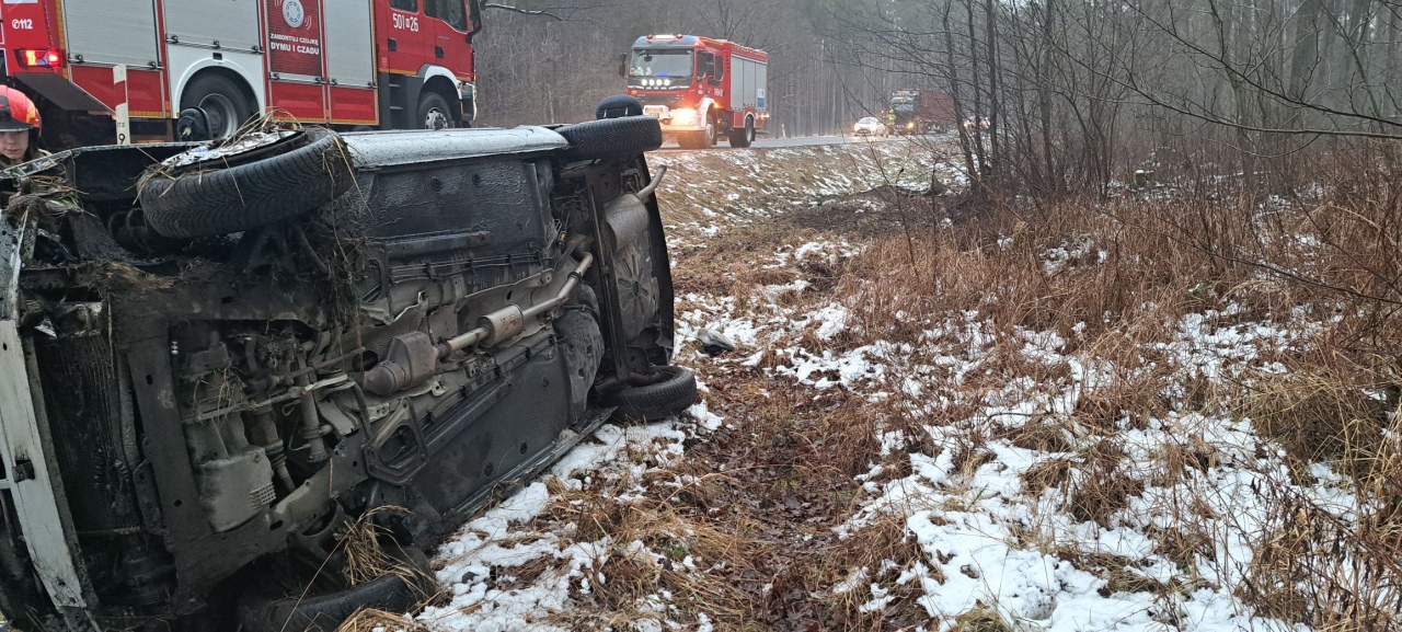 Dachowanie renault na DK-60 [15.01.2025] - zdjęcie #5 - eOstroleka.pl