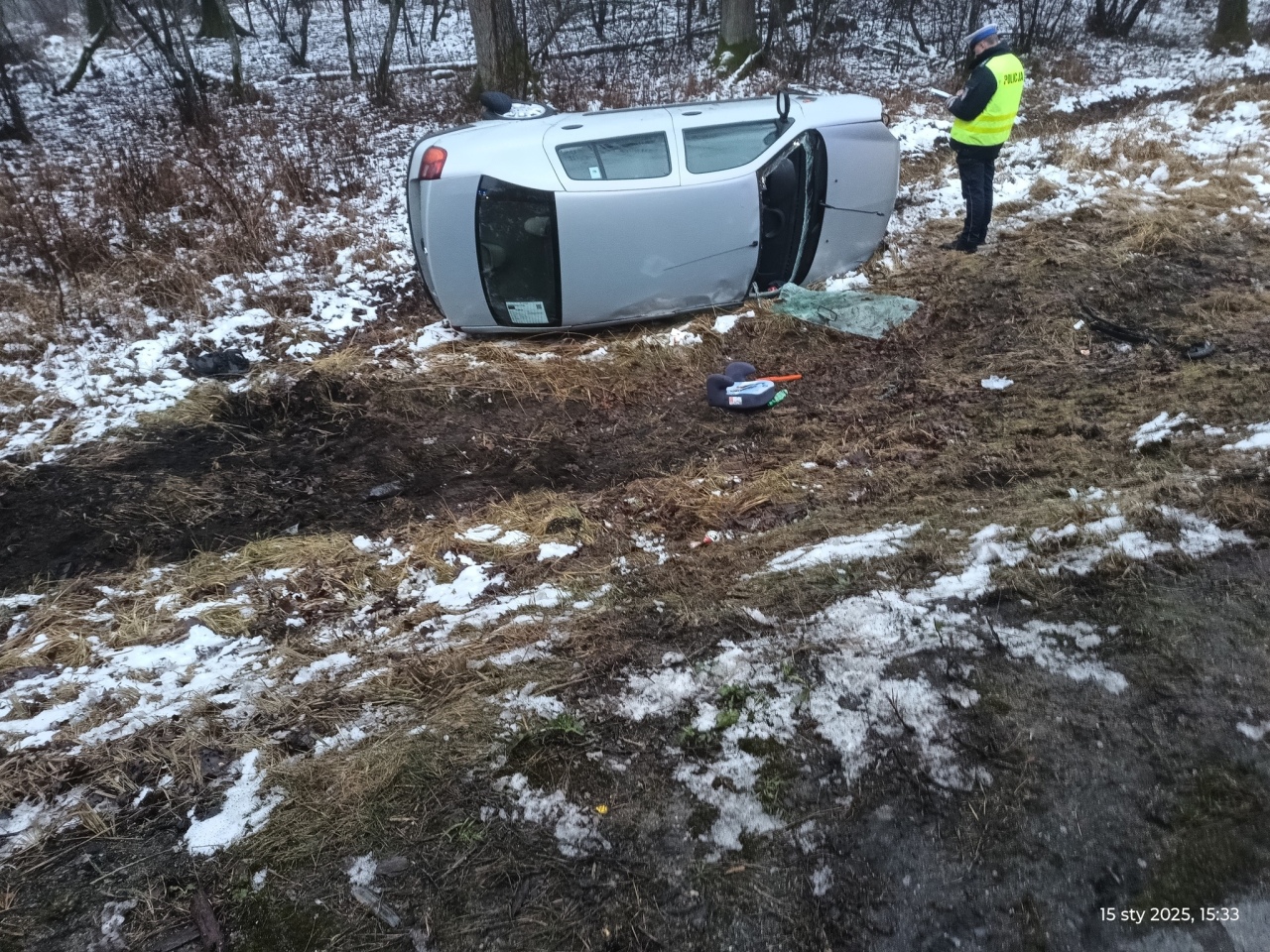Dachowanie renault na DK-60 [15.01.2025] - zdjęcie #4 - eOstroleka.pl
