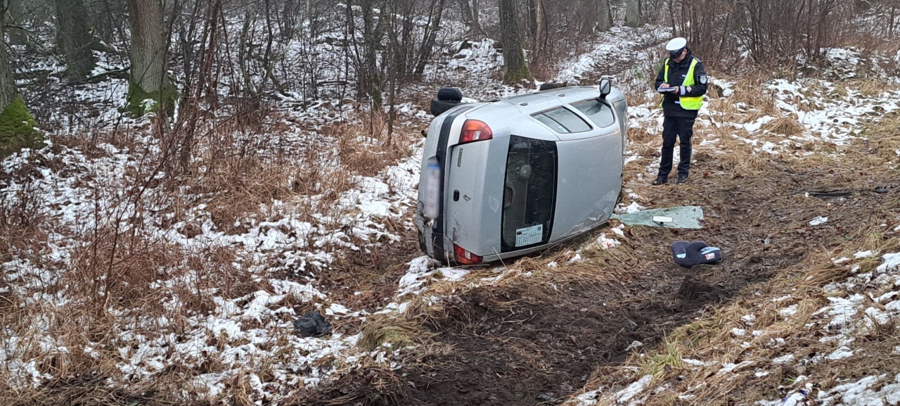 Dachowanie renault na DK-60 [15.01.2025] - zdjęcie #3 - eOstroleka.pl