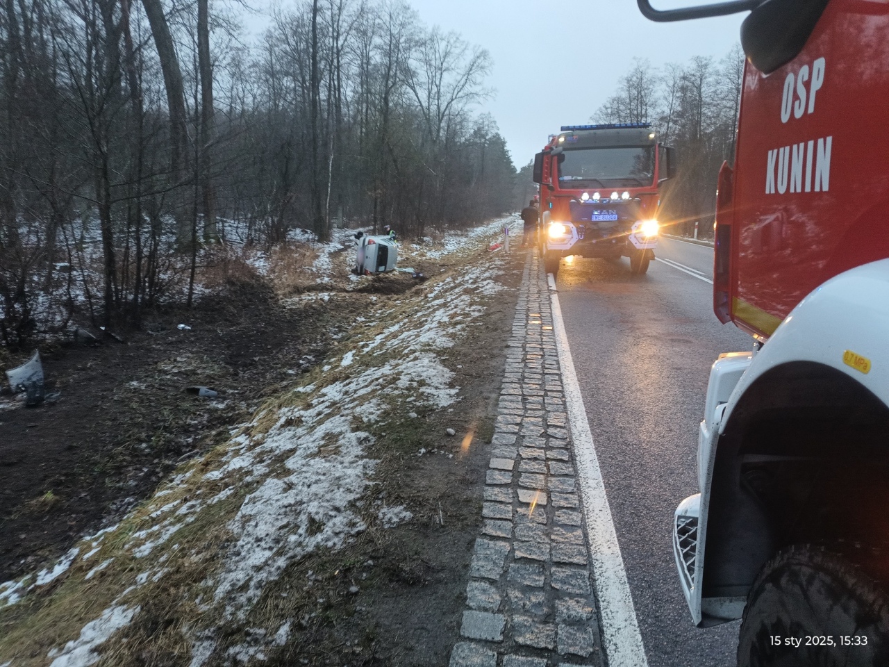 Dachowanie renault na DK-60 [15.01.2025] - zdjęcie #2 - eOstroleka.pl