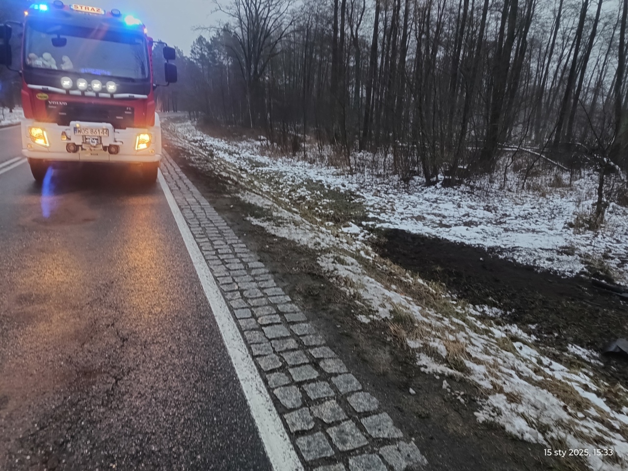 Dachowanie renault na DK-60 [15.01.2025] - zdjęcie #1 - eOstroleka.pl