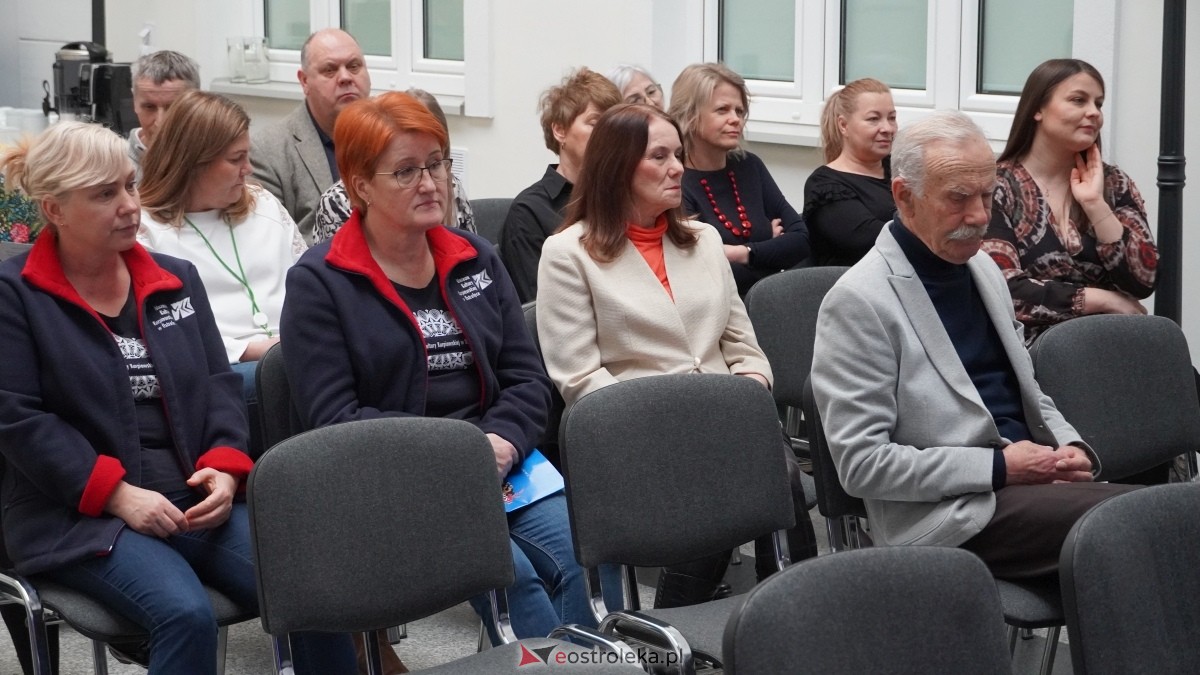 Wernisaż wystawy Świat nierealny, lecz poznawalny Magdaleny Shummer [17..01.2025] - zdjęcie #8 - eOstroleka.pl