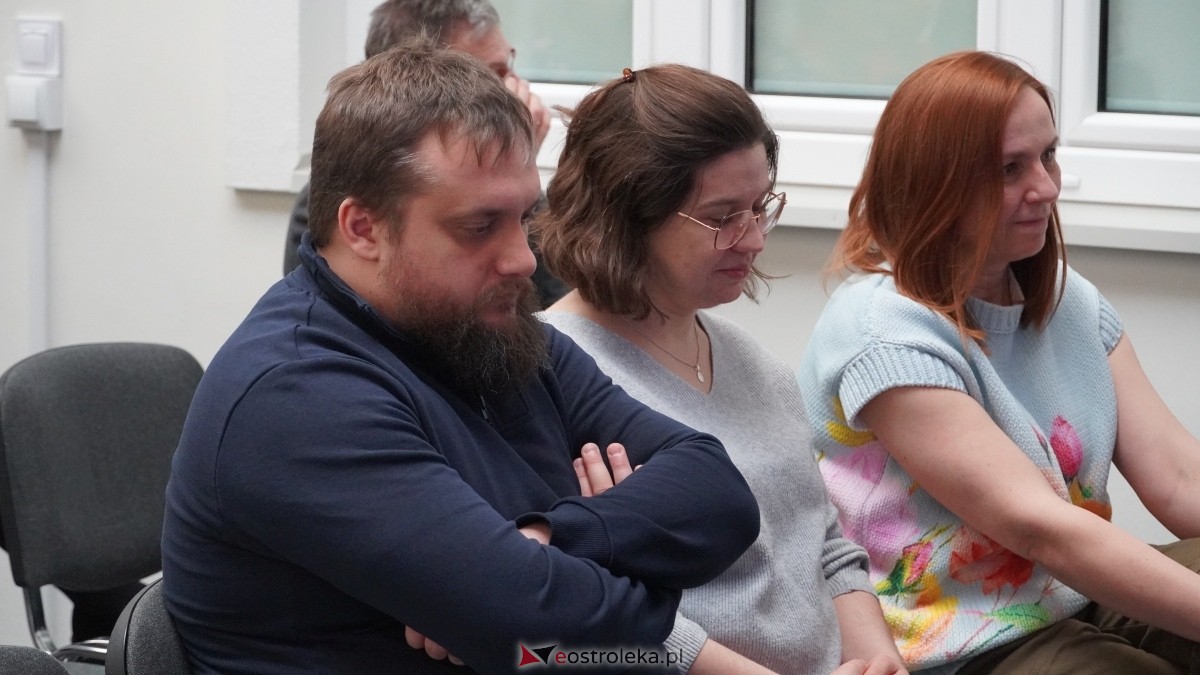Wernisaż wystawy Świat nierealny, lecz poznawalny Magdaleny Shummer [17..01.2025] - zdjęcie #7 - eOstroleka.pl
