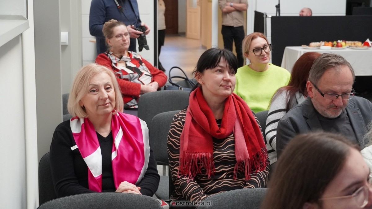 Wernisaż wystawy Świat nierealny, lecz poznawalny Magdaleny Shummer [17..01.2025] - zdjęcie #3 - eOstroleka.pl