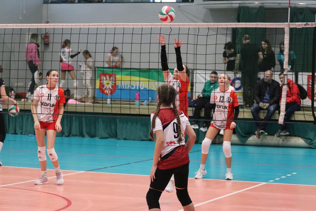 Ogólnopolski turniej siatkówki trójek [19.01.2025] - zdjęcie #14 - eOstroleka.pl