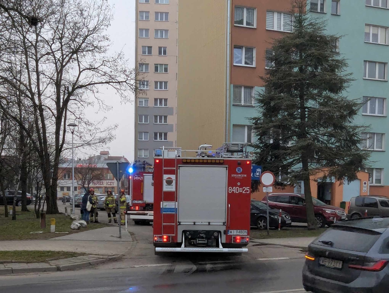 Interwencja straży pożarnej w wieżowcu przy ul. 11 Listopada [20.01.2025] - zdjęcie #7 - eOstroleka.pl