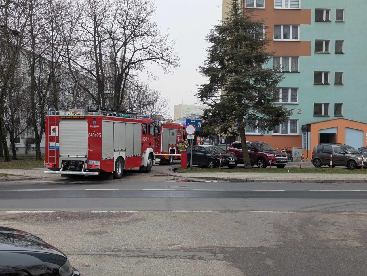Interwencja straży pożarnej w wieżowcu przy ul. 11 Listopada [20.01.2025] - zdjęcie #6 - eOstroleka.pl