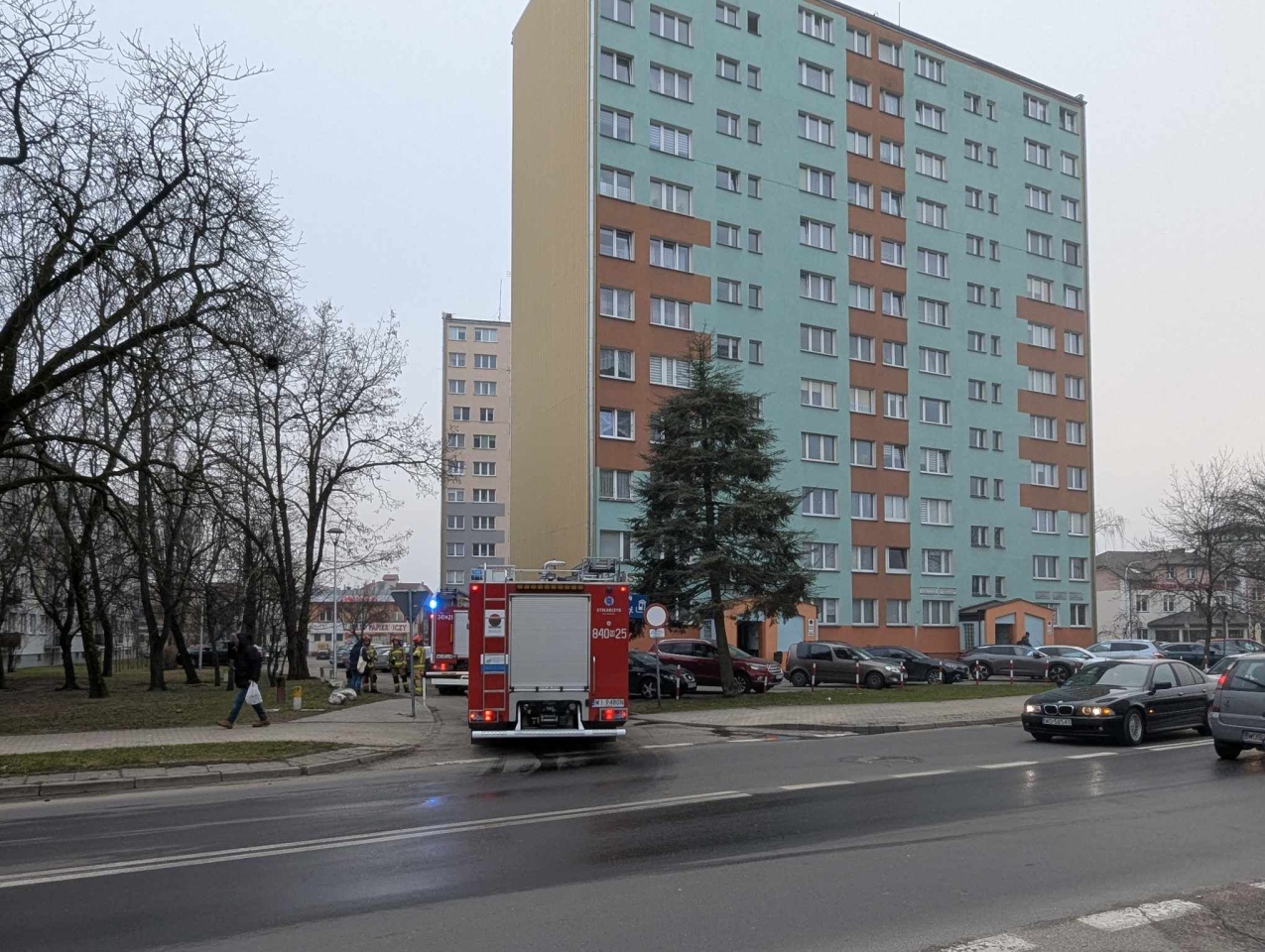 Interwencja straży pożarnej w wieżowcu przy ul. 11 Listopada [20.01.2025] - zdjęcie #5 - eOstroleka.pl