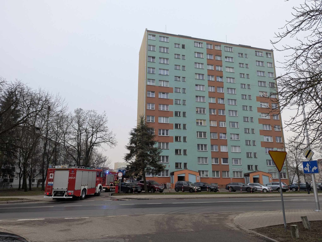 Interwencja straży pożarnej w wieżowcu przy ul. 11 Listopada [20.01.2025] - zdjęcie #4 - eOstroleka.pl