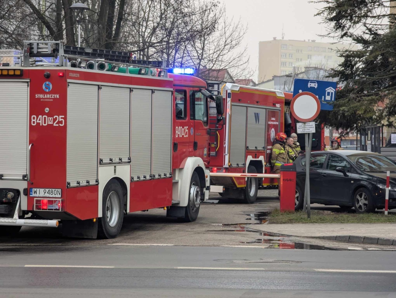 Interwencja straży pożarnej w wieżowcu przy ul. 11 Listopada [20.01.2025] - zdjęcie #3 - eOstroleka.pl