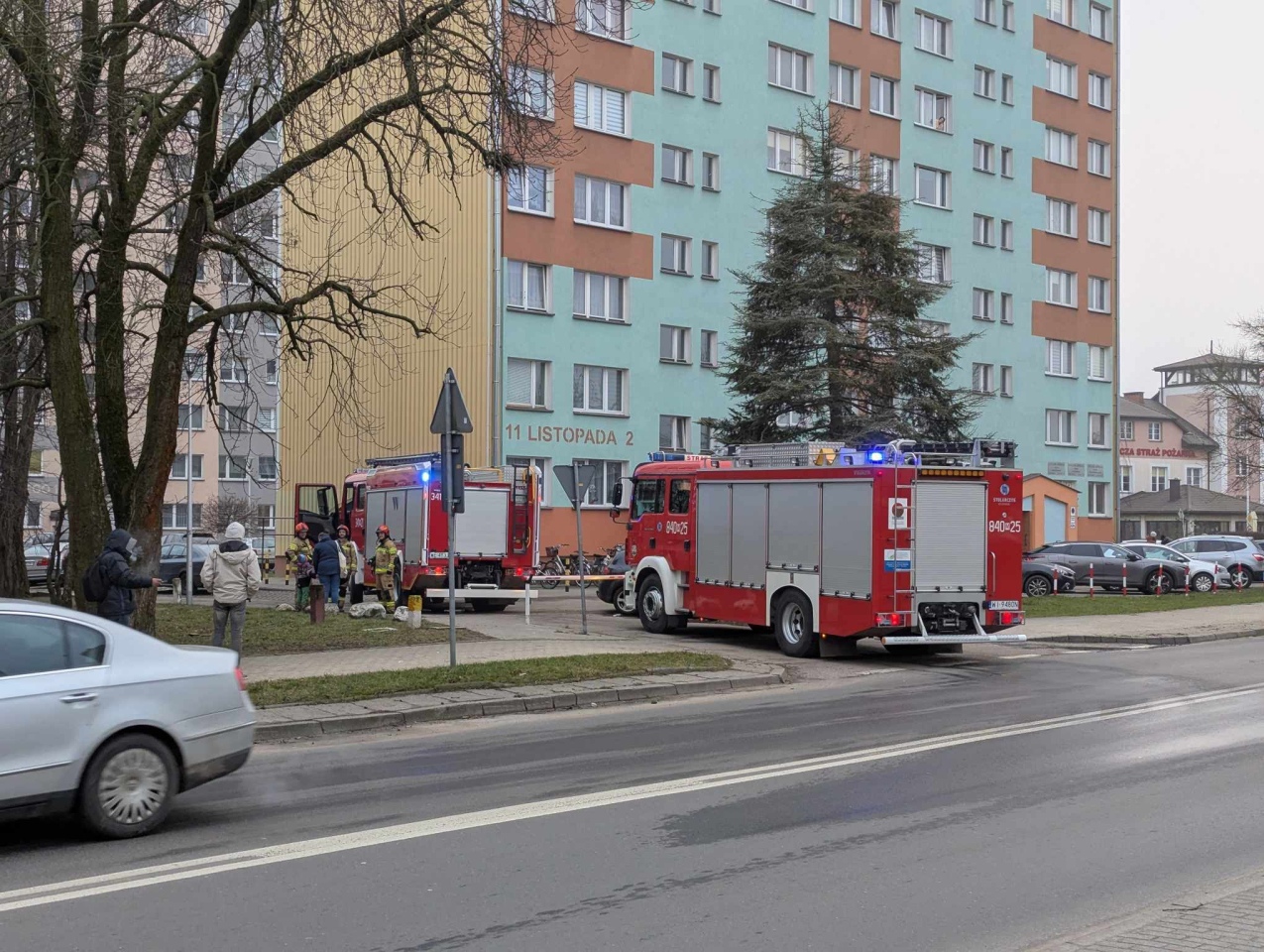 Interwencja straży pożarnej w wieżowcu przy ul. 11 Listopada [20.01.2025] - zdjęcie #2 - eOstroleka.pl