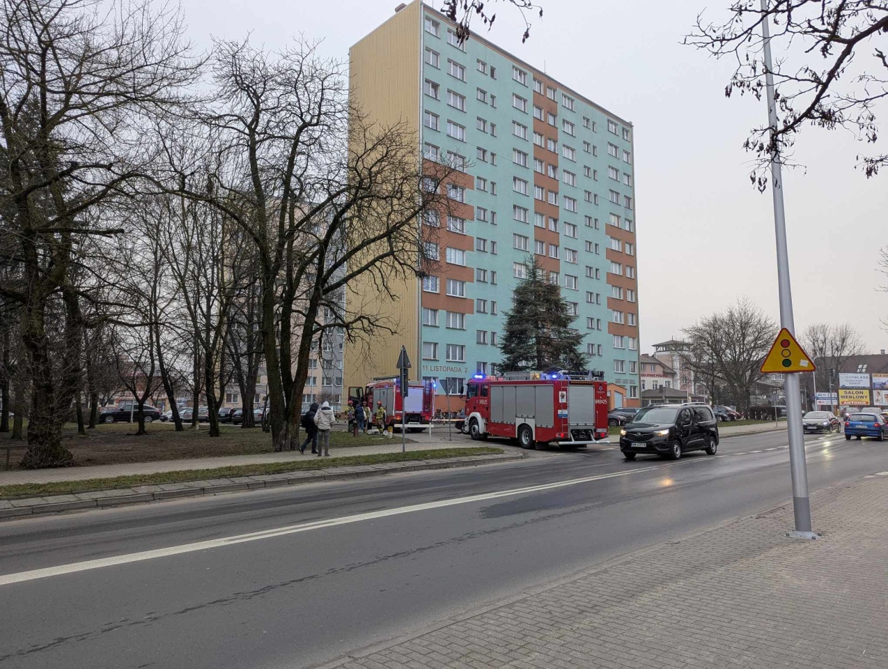 Interwencja straży pożarnej w wieżowcu przy ul. 11 Listopada [20.01.2025] - zdjęcie #1 - eOstroleka.pl