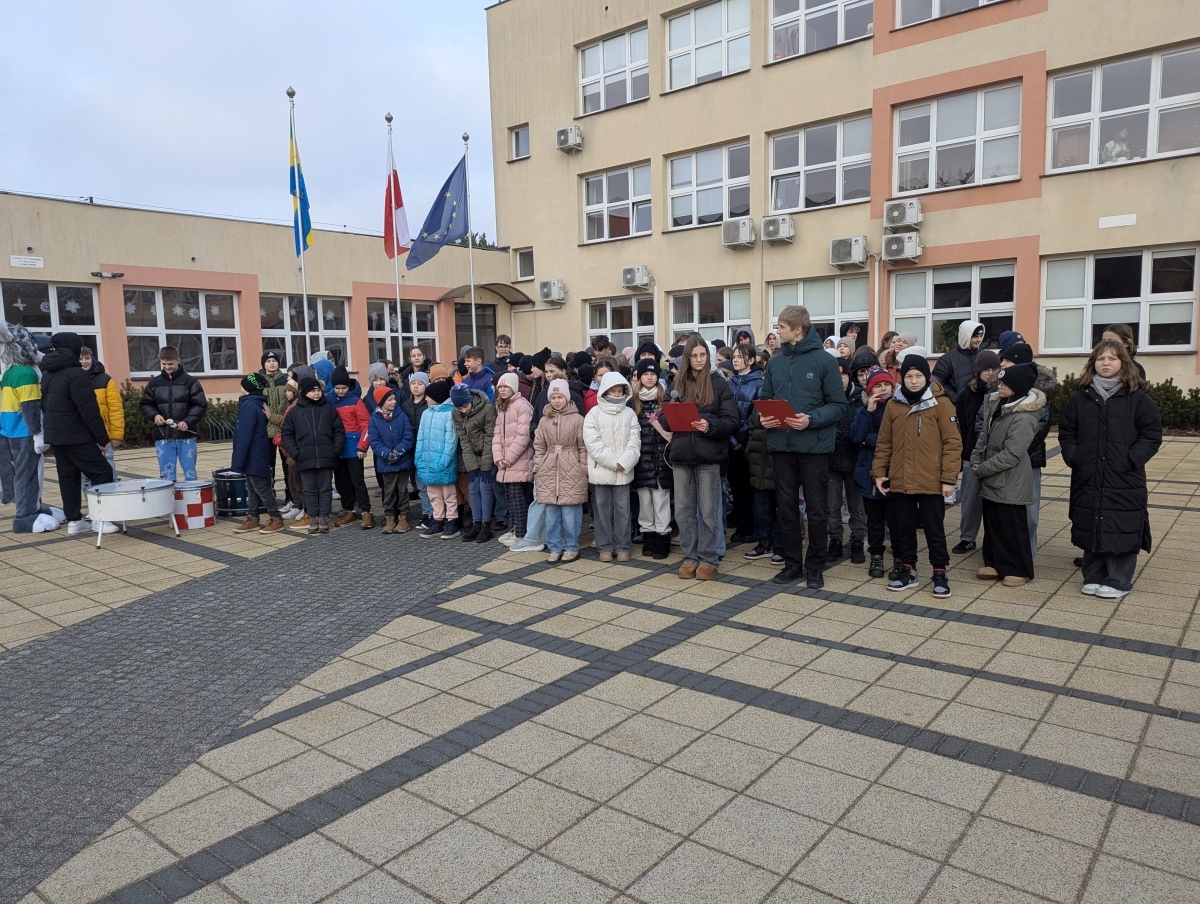 Odsłonięcie miejsca pamięci Grzegorza Łomacza w SP nr 5 [21.01.2025] - zdjęcie #36 - eOstroleka.pl