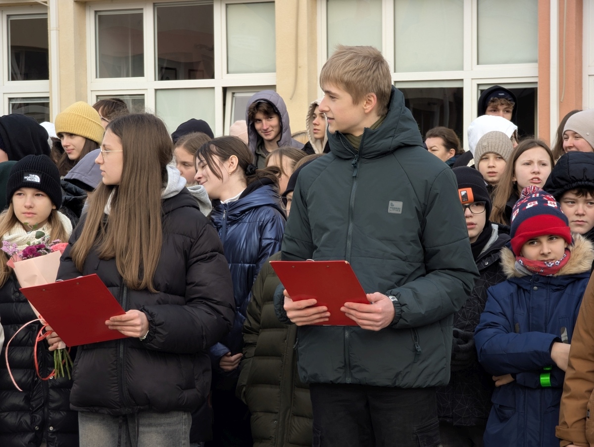 Odsłonięcie miejsca pamięci Grzegorza Łomacza w SP nr 5 [21.01.2025] - zdjęcie #35 - eOstroleka.pl