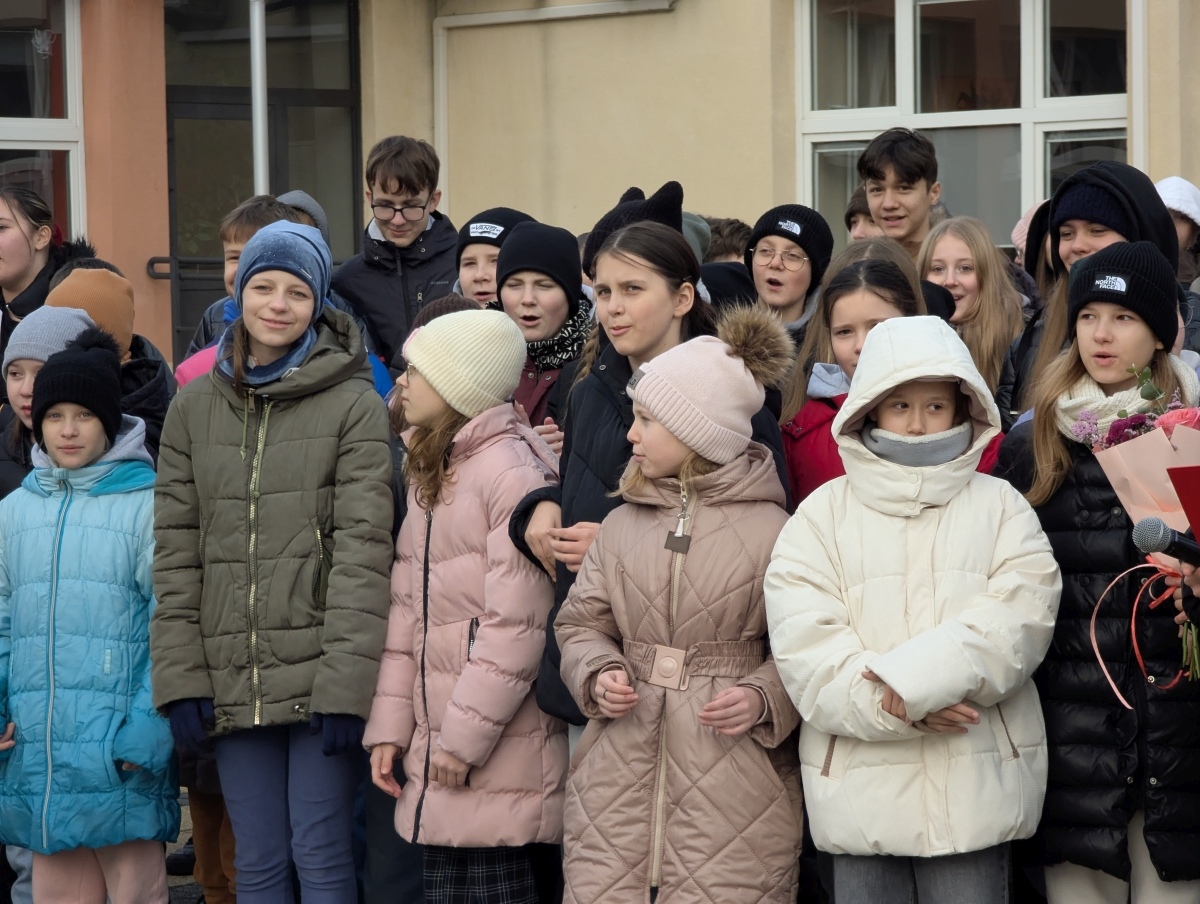 Odsłonięcie miejsca pamięci Grzegorza Łomacza w SP nr 5 [21.01.2025] - zdjęcie #34 - eOstroleka.pl