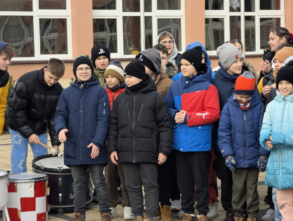 Odsłonięcie miejsca pamięci Grzegorza Łomacza w SP nr 5 [21.01.2025] - zdjęcie #33 - eOstroleka.pl