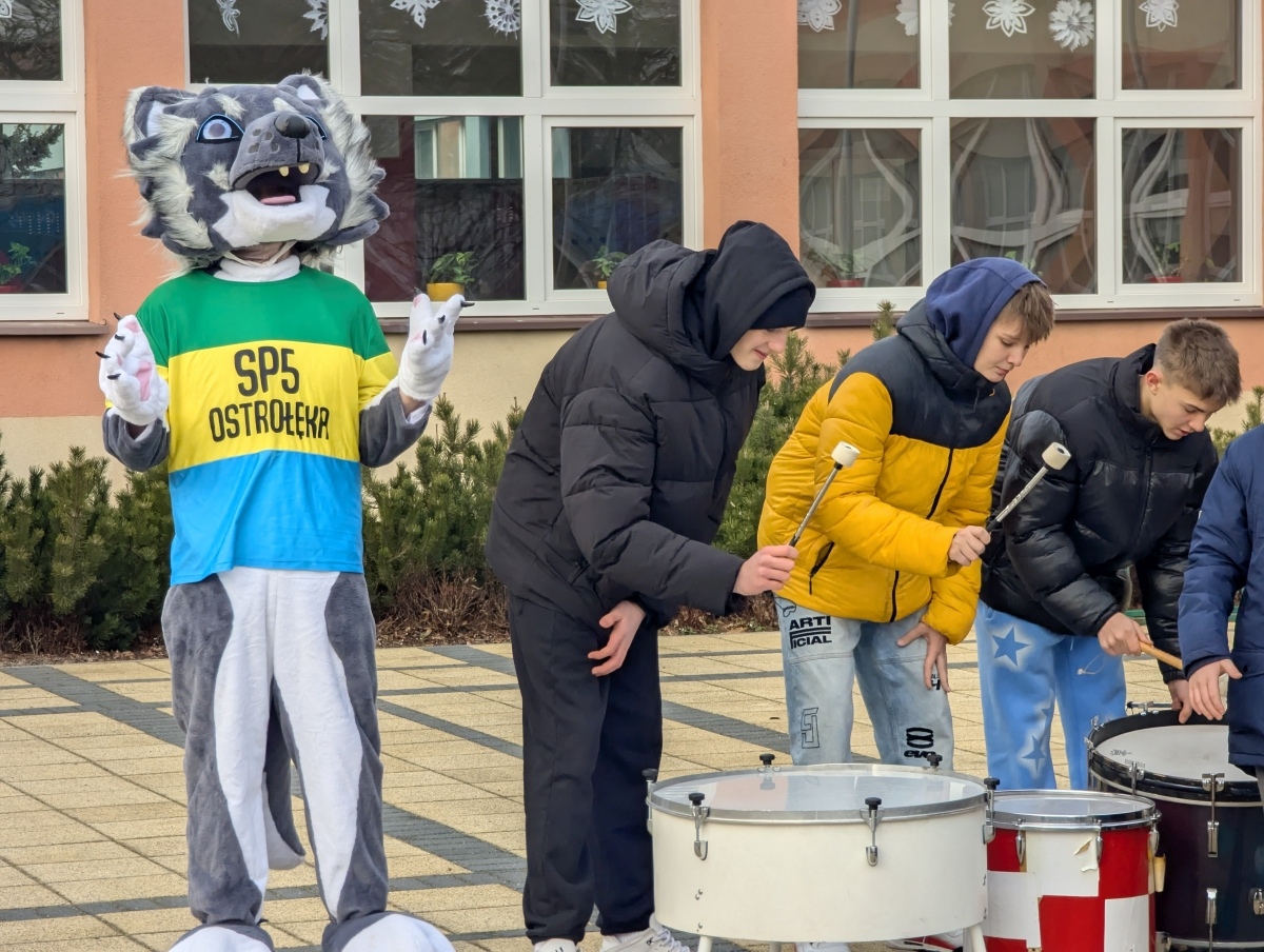 Odsłonięcie miejsca pamięci Grzegorza Łomacza w SP nr 5 [21.01.2025] - zdjęcie #32 - eOstroleka.pl