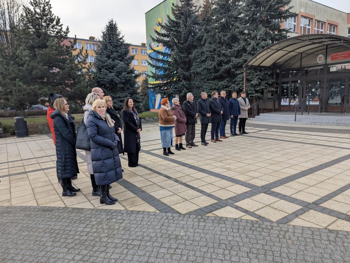 Odsłonięcie miejsca pamięci Grzegorza Łomacza w SP nr 5 [21.01.2025] - zdjęcie #31 - eOstroleka.pl
