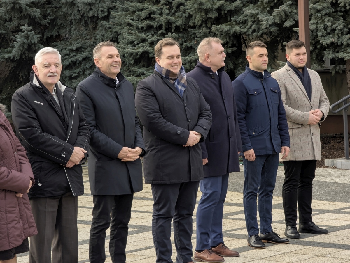 Odsłonięcie miejsca pamięci Grzegorza Łomacza w SP nr 5 [21.01.2025] - zdjęcie #30 - eOstroleka.pl