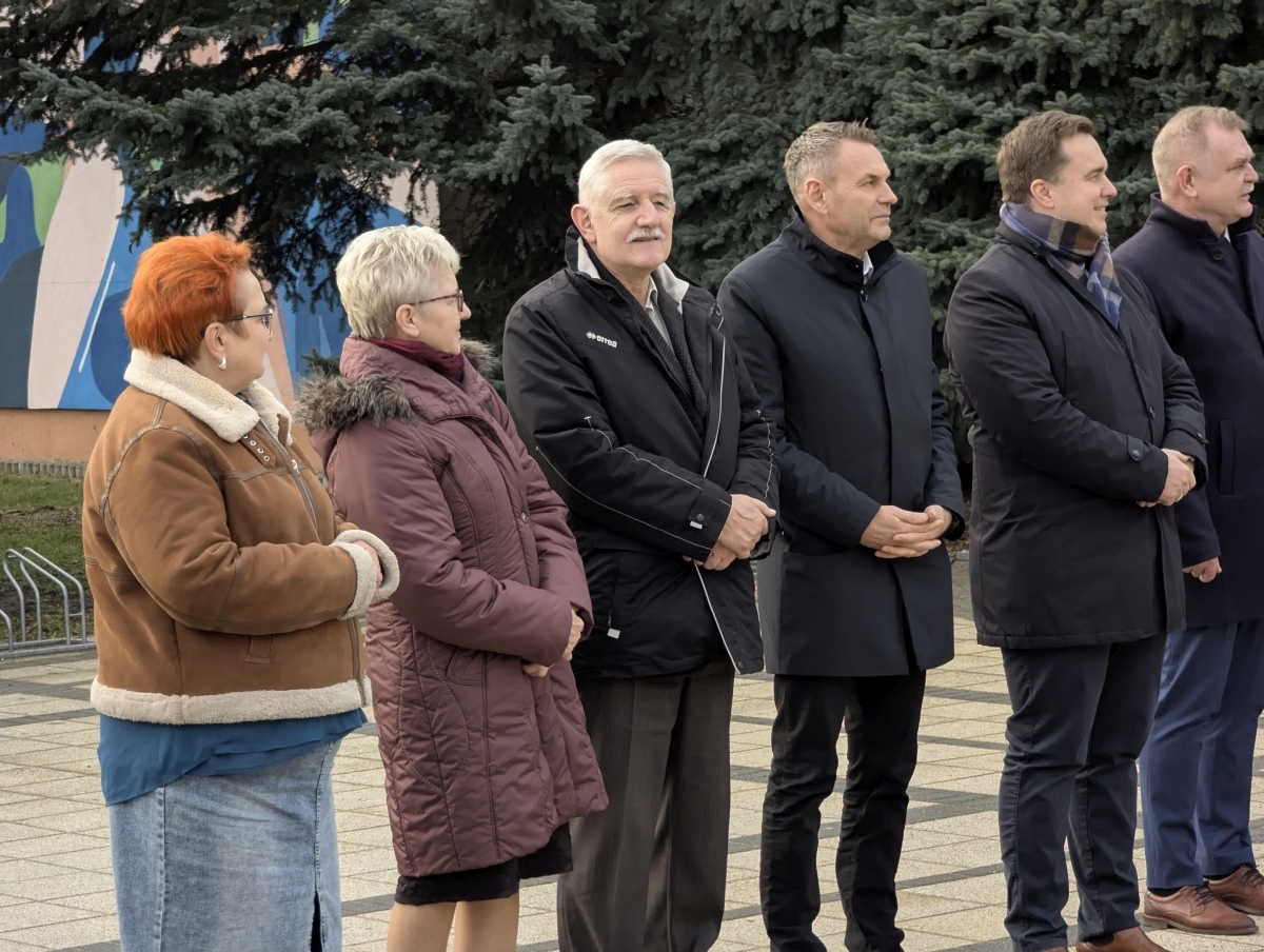 Odsłonięcie miejsca pamięci Grzegorza Łomacza w SP nr 5 [21.01.2025] - zdjęcie #29 - eOstroleka.pl