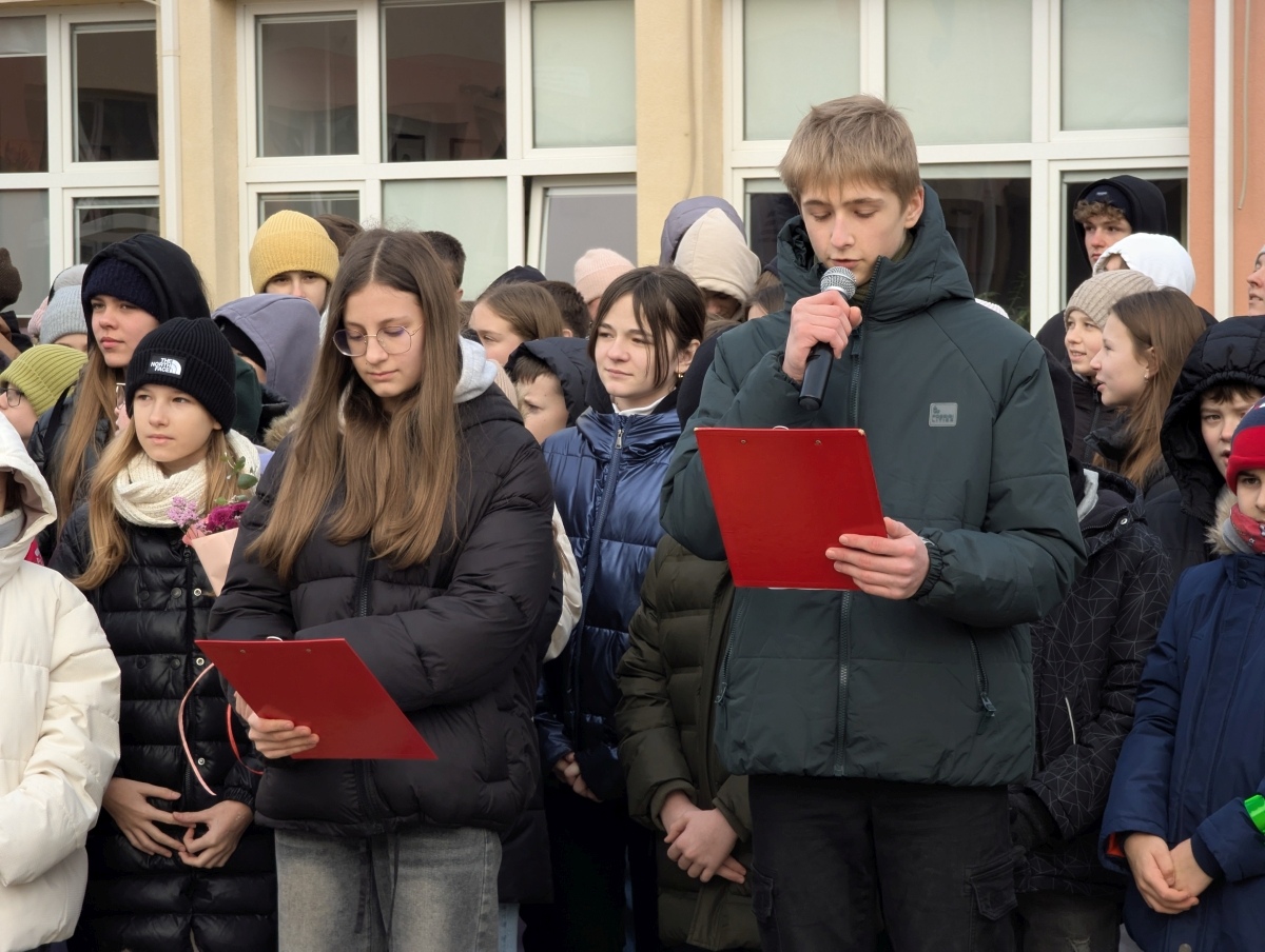 Odsłonięcie miejsca pamięci Grzegorza Łomacza w SP nr 5 [21.01.2025] - zdjęcie #28 - eOstroleka.pl