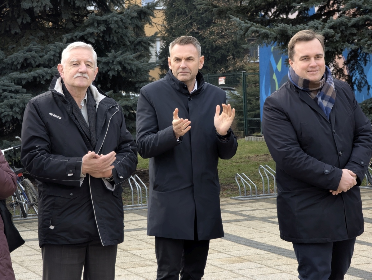 Odsłonięcie miejsca pamięci Grzegorza Łomacza w SP nr 5 [21.01.2025] - zdjęcie #27 - eOstroleka.pl